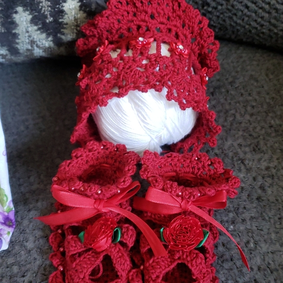Thread crochet Victorian lace bonnet and booties - Picture 2 of 3